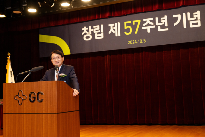 허일섭 GC(녹십자홀딩스) 회장이 경기도 용인 목암타운에서 열린 창립 57년 기념식에서 창립기념사를 하고 있다.