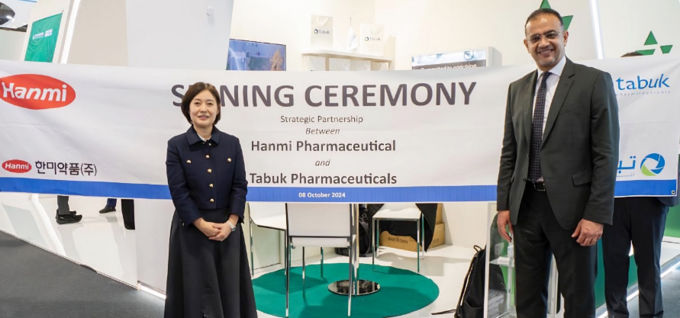 한미약품그룹 임주현 부회장과 타북(Tabuk Pharmaceuticals) CEO 이스마일 쉐하다(Ismail Shehada)가 이탈리아 밀라노에서 열린 세계 제약·바이오 박람회(CPHI 2024)에서 공식 사이닝 세레머니를 진행한 뒤 기념 사진을 촬영하고 있다. 