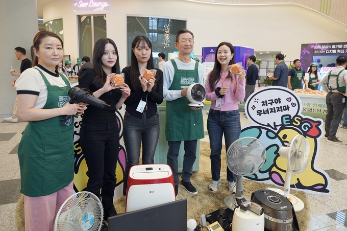 LG유플러스는 ‘세계 전자폐기물 없는 날’을 맞아 임직원 가정과 전국 매장, 사옥에서 사용하던 가전제품을 수거하는 캠페인을 진행했다. 사진은 14일 오전 LG유플러스 용산사옥에서 황현식 대표(왼쪽에서 네번째)가 전자폐기물 수거 캠페인에 동참하며 전자제품을 전달한 직원들과 기념촬영을 하는 모습.
