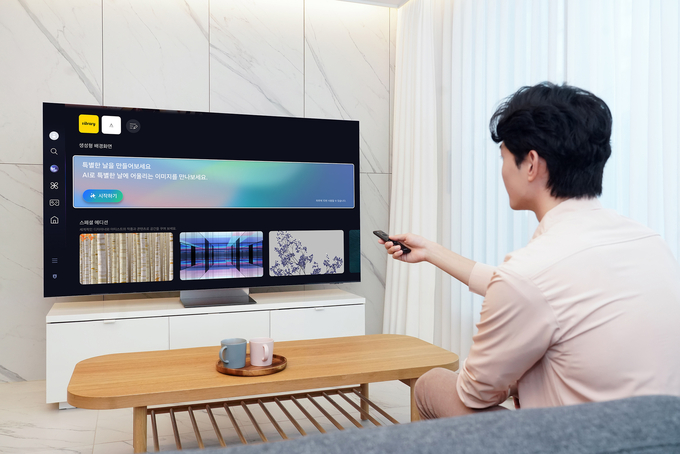 삼성전자 모델이 삼성전자 AI TV를 통해 인공지능 기반인 ‘생성형 배경화면(Generative Wallpaper)’ 기능을 체험하고 있다.