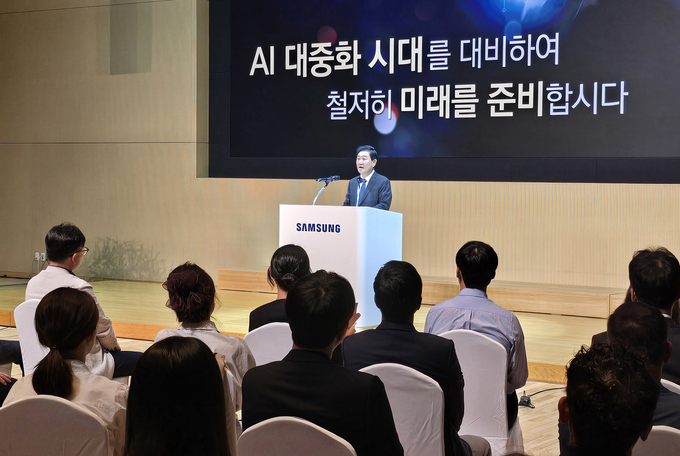11월 1일 삼성전자 수원 디지털시티에서 열린 삼성전자 창립 55주년 기념식에서 기념사를 전하는 한종희 대표이사 부회장.