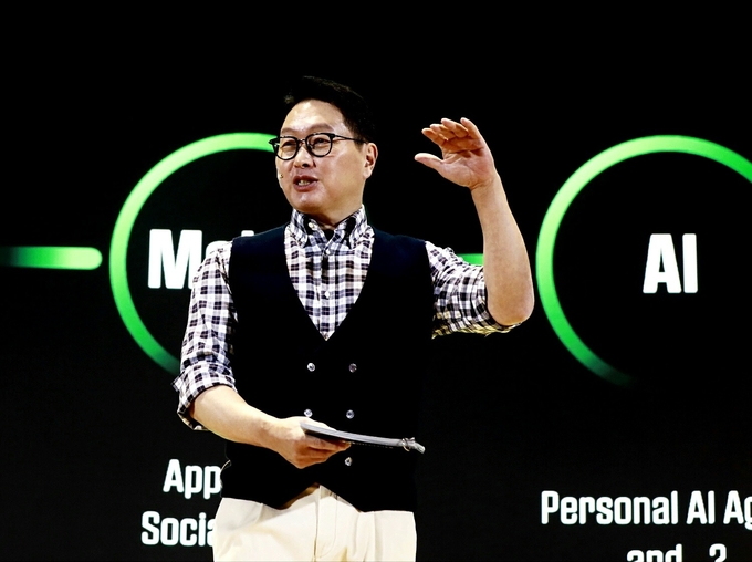 최태원 SK그룹 회장이 4일 서울 강남구 코엑스에서 열린 'SK AI 서밋(SUMMIT) 2024'에서 ‘함께하는 AI, 내일의 AI(AI together, AI tomorrow)’를 주제로 기조 연설을 하고 있다. 