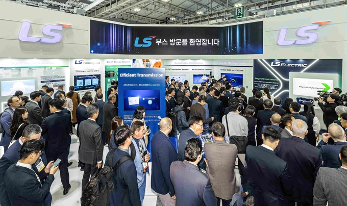 방문객들이 ‘빅스포(BIXPO) 2024’에서 LS전선 전시관을 관람하고 있다.