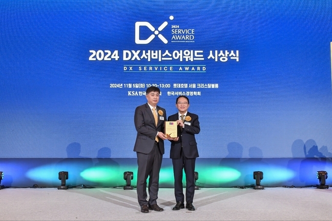강명수 한국표준협회 회장(우측)과 박형주 KB국민은행 스타뱅킹영업본부 상무(좌측)이 지난 5일 서울 소공동 롯데호텔에서 진행된 ‘2024 DX서비스어워드’ 에서 기념 촬영을 하고 있다.