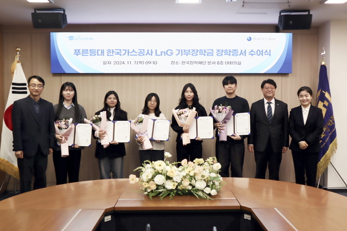 LnG(Leading&Growing) 장학생 장학증서 수여식 기념사진(오른쪽 두번째 김천수 가스공사 경영관리부사장).