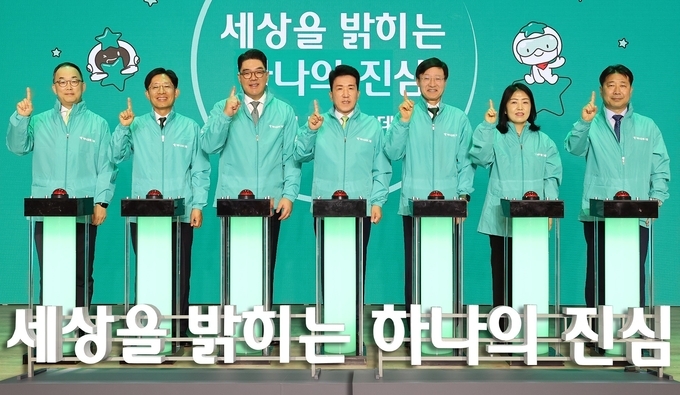 함영주 하나금융그룹 회장(사진 왼쪽에서 네번째)이 그룹 경영진들과 『2024 모두하나데이』의 시작을 알리는 세레모니를 하며 기념촬영을 하고 있다. 