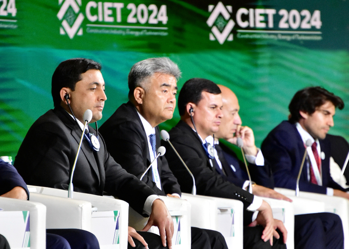 대우건설 정원주 회장이 투르크메니스탄 아쉬하바트에서 개최된 CIET2024 컨퍼런스에 참석해 바이무랏 안나맘메도브(Baymyrat Annamammedov) 투르크메니스탄 건설⋅전력⋅생산담당 부총리와 면담했다.