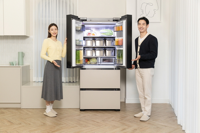 삼성전자 모델들이 ‘비스포크 AI 김치플러스’를 소개하고 있다.