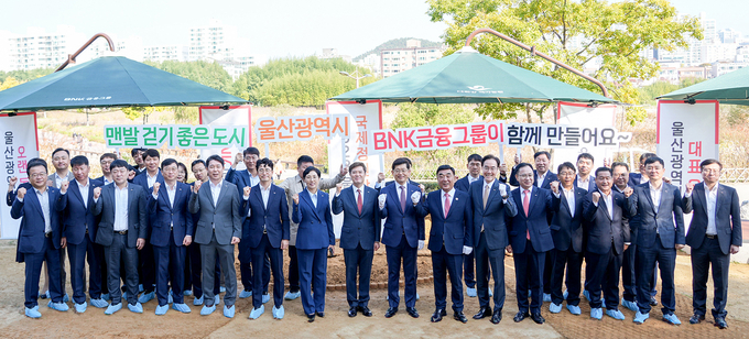 BNK금융그룹(회장 빈대인)은 12일(화) 오전, 울산에서 ‘태화강 국가정원 맨발걷기길 및 그늘막 재개장식’을 개최했다.