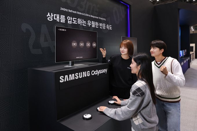 삼성전자 모델이 지스타 2024 오디세이 모니터 체험존 ‘All Ready. OLED’에서 오디세이 모니터의 높은 주사율을 경험할 수 있는 ‘동체 시력 테스트’를 체험하고 있다.