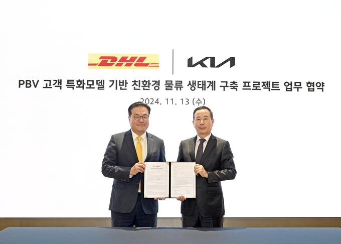 왼쪽부터 DHL 코리아 한지헌 대표와 기아 국내사업본부장 정원정 부사장이 업무협약식에서 기념 촬영을 하고 있다.