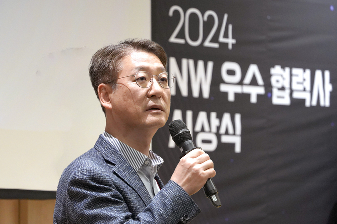LG유플러스는 고객 체감품질과 네트워크 경쟁력 강화를 위해 함께 노력한 네트워크 분야 협력사를 초청해 ‘2024 네트워크 우수 협력사 시상식’을 개최했다. (1)사진은 권준혁 LG유플러스 네트워크부문장(앞에서 두번째줄, 왼쪽에서 여덞번째)과 우수 협력사 대표들이 시상식에 참석해 기념촬영을 통해 협력을 다짐하고 있는 모습. (2)권준혁 LG유플러스 네트워크부문장이 14일 열린 ‘2024 네트워크 우수 협력사 시상식’에서 감사 인사를 하고 있는 모습.