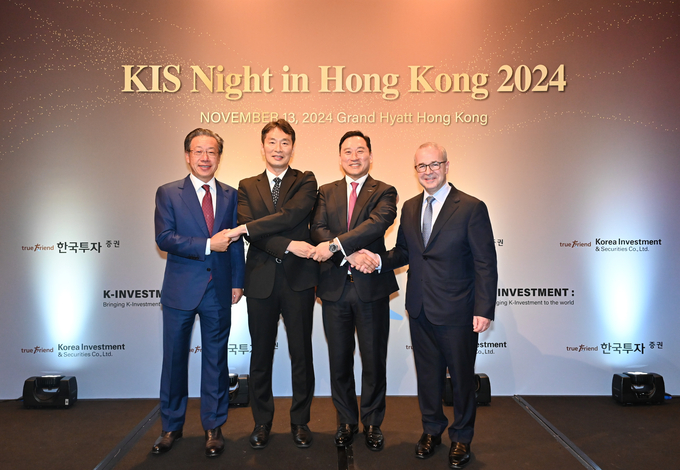 한국투자증권은 지난 13일 홍콩에서 IR행사 'KIS 나잇(KIS Night in Hongkong 2024)'을 개최했다.(왼쪽부터 엑스디 양 칼라일 아시아 회장, 이복현 금융감독원장, 김성환 한국투자증권 사장, 케빈 스니더 골드만삭스 아시아태평양본부 회장).