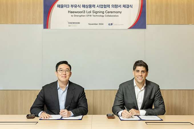 20일 서울시 종로구 해울이해상풍력발전 사무실에서 열린 ‘해울이3 해상풍력 협력의향서’ 체결식에서 구본규 LS전선 대표이사(왼쪽)와 조나단 스핑크(Jonathan Spink) 해울이해상풍력발전 대표이사가 기념 촬영을 하고 있다.
