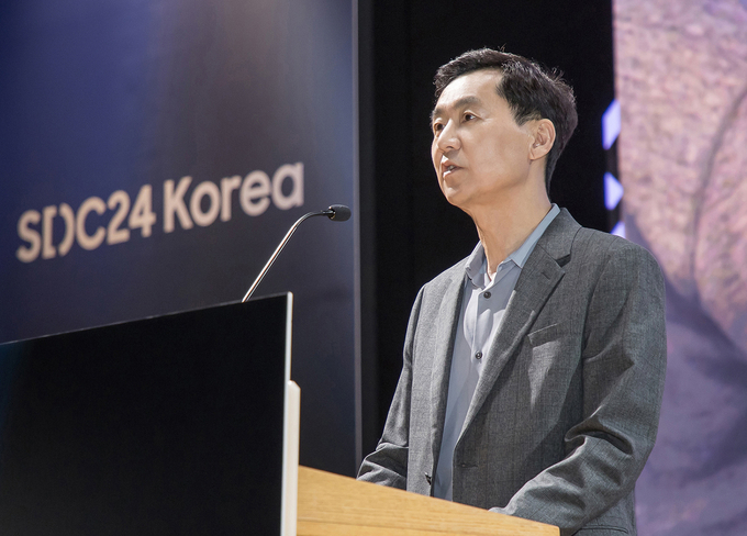 21일 진행된 ‘삼성 개발자 콘퍼런스 코리아 2024’에서 삼성전자 DX부문 최고기술책임자(CTO) 겸 삼성리서치장 전경훈 사장이 환영사를 하고 있다.