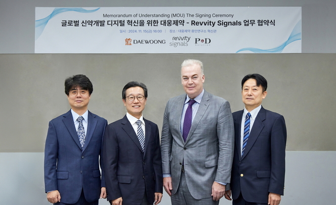 (왼쪽부터)오경석 대웅제약 연구위원, 박준석 대웅제약 신약센터장, 찰스 코이네 레비티 시그널즈 아시아 태평양 총괄, 김성기 피앤디솔루션 대표.