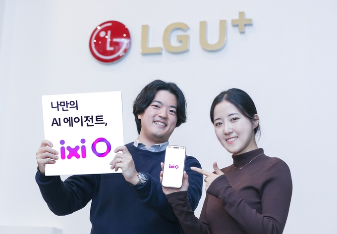 LG유플러스의 AI 통화 에이전트 서비스인 ‘익시오(ixi-O)’가 출시 열흘 만에 다운로드 10만건을 돌파했다. 사진은 LG유플러스 직원들이 익시오 다운로드 10만건 돌파를 소개하는 모습.