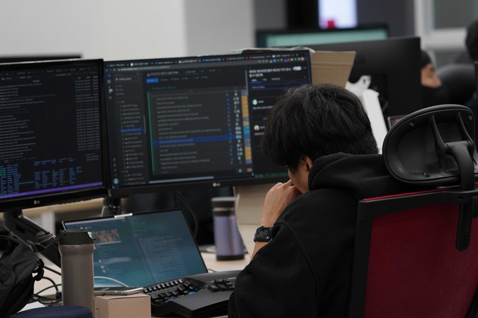 Employees are carrying out a project to digitally transform the travel industry.