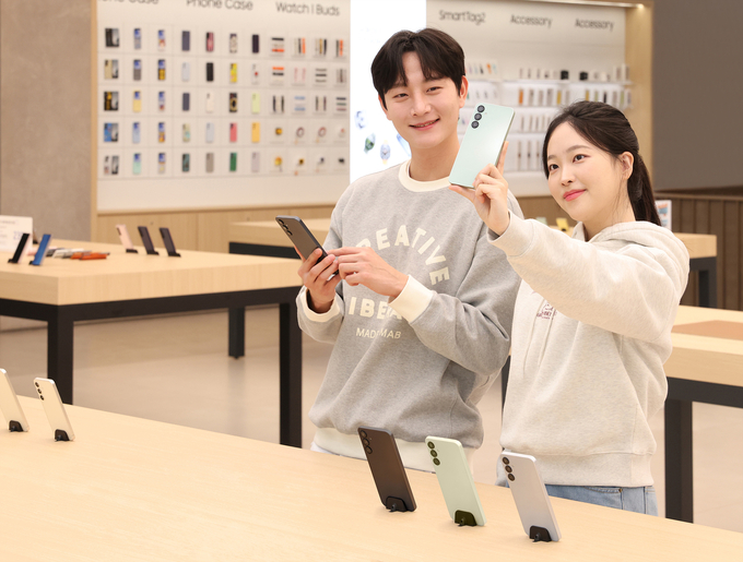 삼성전자 모델이 삼성스토어에서 '갤럭시 A16 LTE'로 셀피를 촬영하고 있다.
