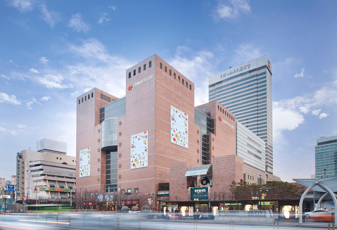 신세계백화점 강남점이 11월 28일 연간 거래액 3조원을 돌파하며, 지난해보다 3조 돌파 시기를 한 달 앞당겼다.