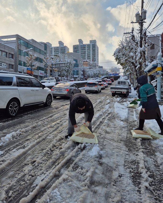 군포, 제설 총력 중 눈 더 온다.