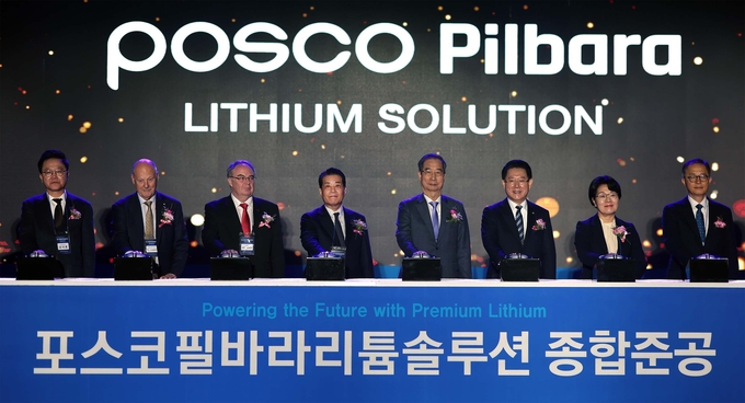 포스코그룹이 29일 전남 율촌산업단지에 포스코필바라리튬솔루션의 수산화리튬 제2공장을 준공했다. 왼쪽부터 강석훈 한국산업은행 회장, 스티브 스쿠다모어(Steve Scudamore) 필바라미네랄스 사외이사, 제프 로빈슨(Jeff Robinson) 주한호주대사, 장인화 포스코그룹 회장, 한덕수 국무총리, 김영록 전남도지사, 권향엽 국회의원, 이승렬 산업통상자원부 산업정책실장.