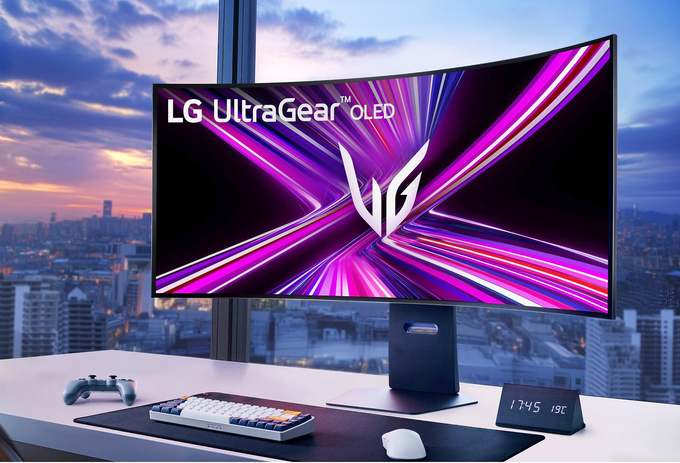 LG전자가 CES 2025에서 기존 4K를 넘어 5K2K(5,120X2,160) 해상도를 지원하는 최초의 OLED 게이밍 모니터 2종을 선보인다. 사진은 커브드 디스플레이를 적용한 제품.