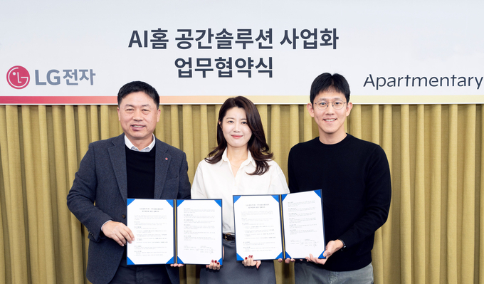 LG전자가 11월 29일 인테리어 전문 스타트업 ‘아파트멘터리’와 ‘공간솔루션 제품 및 서비스 사업화’를 위한 업무협약을 체결했다. 왼쪽부터 LG전자 HS사업본부장 류재철 사장, 아파트멘터리 윤소연·김준영 공동대표.
