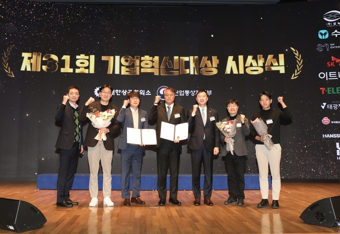 3일 서울 대한상공회의소에서 개최된 제31회 기업혁신대상 시상식에서 정재훈 동아에스티 대표이사(오른쪽에서 3번째)와 박성근 수석 대표이사(오른쪽에서 4번째) 외 동아쏘시오그룹 관계자들이 기념사진을 촬영하고 있다. 