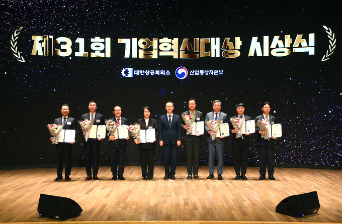 BNK금융그룹(회장 빈대인)은 3일 서울 중구 대한상공회의소에서 개최된 ‘제31회 기업혁신대상’에서 산업통상자원부 장관상을 수상했다. (사진 왼쪽 3번째 하근철 BNK경영연구원장).