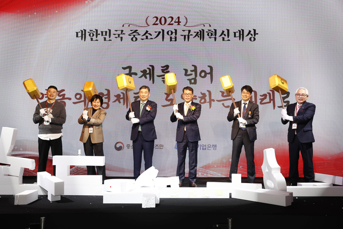 16일 서울시 중구 더플라자호텔에서 열린 '2024 대한민국 중소기업 규제혁신대상' 시상식에서 김성태 IBK기업은행장(왼쪽 두번째), 최승재 옴부즈만(오른쪽 두번째), 김규섭 IBK경제연구소장(왼쪽 첫번째), 이한형 옴부즈만 지원단장(오른쪽 첫번째)이 기념촬영을 하고 있는 모습.