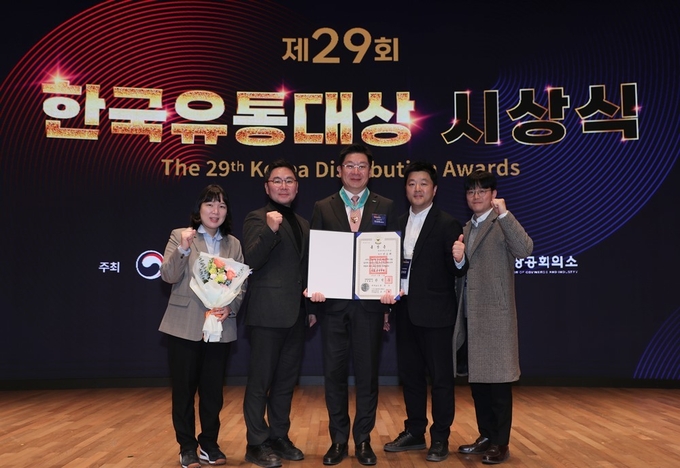 제29회 한국유통대상 시상식에서 BGF리테일 민승배 대표(좌측에서 3번째)와 수상자들이 함께 기념촬영을 하고 있다.