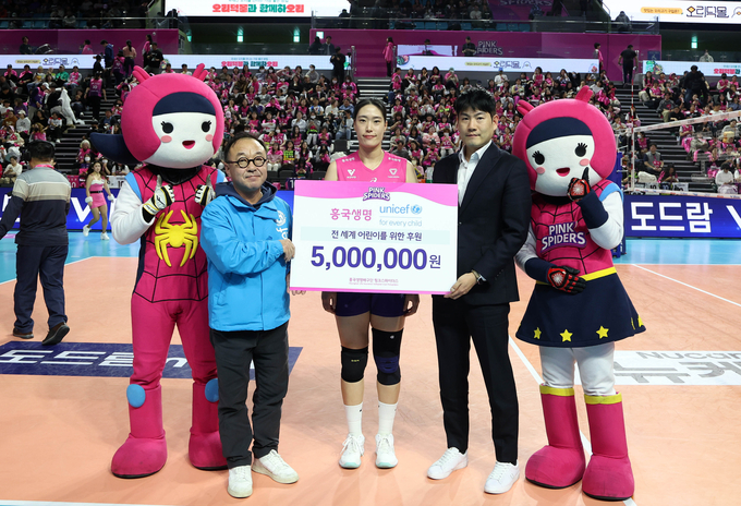 흥국생명 이승희 인사팀장(오른쪽), 흥국생명배구단 최은지 선수(가운데)가 17일 인천 삼산체육관에서 열린 유니세프 한국위원회 후원금 전달식 참석했다. 