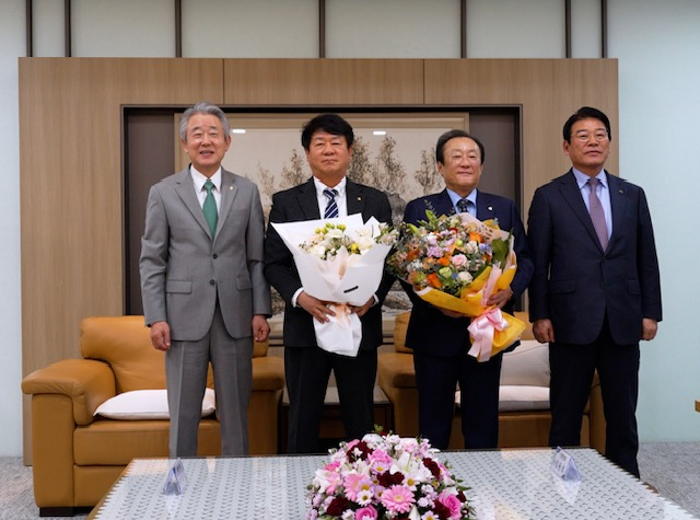 20일 열린 “2024년 제3차 한국협동조합협의회 회장단 회의”에 참석한 관계자들이 기념 촬영을 하고 있다. (좌측부터) 농협중앙회 강호동 회장, 신협중앙회 김윤식 회장, 새마을금고중앙회 김인 회장, 산림조합중앙회 최창호 회장)