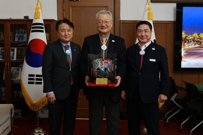 26일 충북도청에서 충북 김영환 도지사(좌측)이 크라운해태제과 윤영달 회장(중앙)을 2025 세계영동국악엑스포 공동조직위원장으로 위촉했다. 우측은 정영철 영동군수.