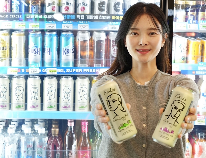 세븐일레븐이 국내 최초로 하이볼과 와인을 결합한 신개념 주류 ‘와인볼'을 선보인다.