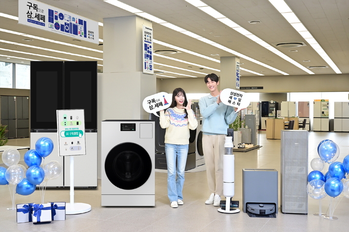 삼성전자 모델이 ‘AI 구독클럽’으로 더욱 풍성해진 ‘2025 삼성전자 세일 페스타’를 소개하고 있다.