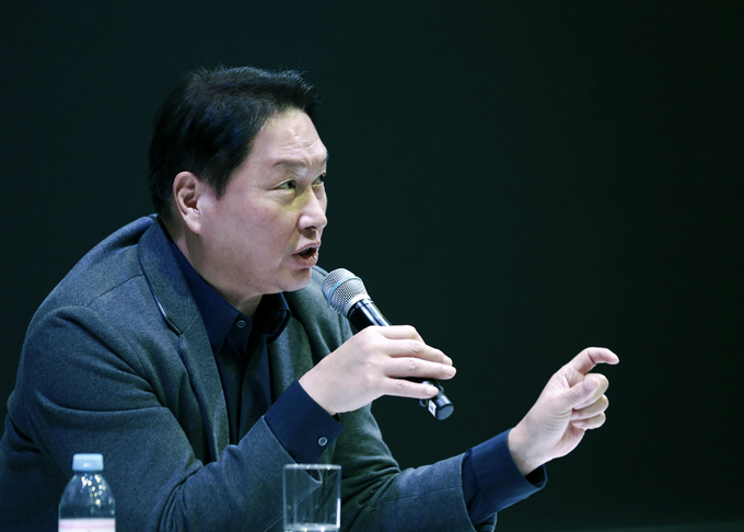 8일(현지시간) 미국 라스베이거스에서 열리고 있는 ‘CES 2025’에 참석한 최태원 SK 회장이 SK 전시 부스 내 마련된 비즈니스 라운지에서 질의응답을 진행하고 있다.