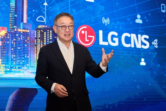 LG CNS CEO 현신균 사장이 9일 서울 여의도 콘래드호텔에서 열린 기업공개(IPO) 기자간담회에서 발표를 하고 있다.