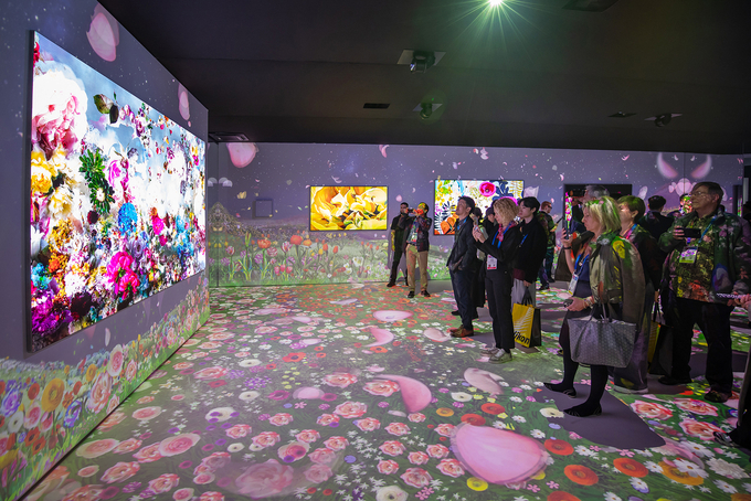 CES 2025가 열리고 있는 미국 라스베이거스 컨벤션 센터 삼성전자 전시관에서 관람객들이 '새로운 경험을 보여주는 집'의 아트 경험을 체험하고 있다.