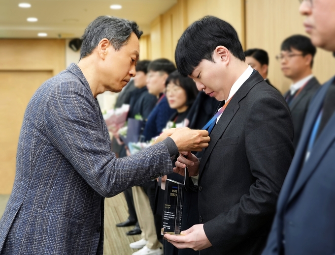 삼성전자서비스 대표이사 김영호 부사장이 CS 달인에게 인증패를 수여하는 모습.