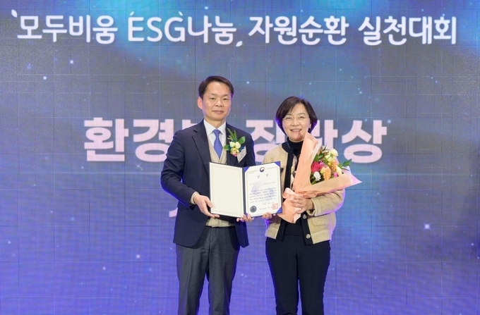 이날 행사에 참석한 이병화 환경부 차관(사진 왼쪽), 이은하 신한금융 SDGs 기획팀장이 기념촬영을 하고 있다.