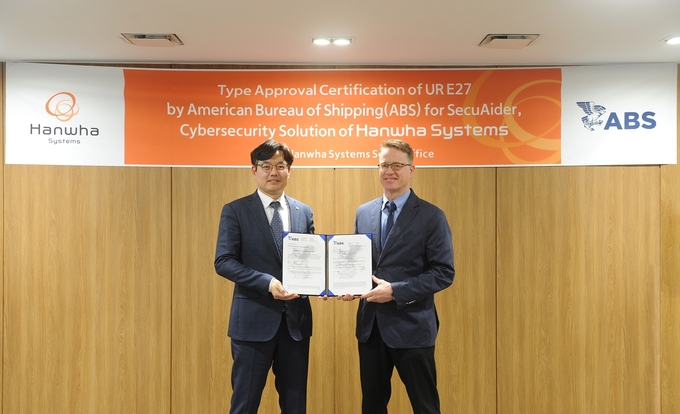 지난 20일 서울 중구 장교동 한화빌딩에서 열린 한화시스템 선박용 사이버보안 솔루션의 미국선급협회(ABS) E27 인증 수여식. 왼쪽부터 조명섭 한화시스템 해양사업부장, 대런 레스코스키(Darren Leskoski) 미국선급협회 부사장.