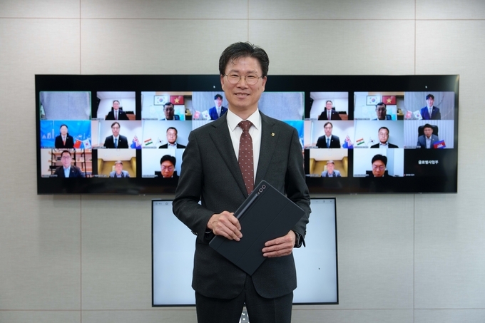NH농협은행 강태영 은행장은 서대문 본사에서 개최한 해외점포장 화상회의에서 원칙에 입각한 업무 수행을 당부하고 직원들을 격려하는 소통의 시간을 가졌다.
