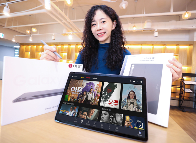LG유플러스가 집안 어디서나 IPTV 서비스를 이용할 수 있는 ‘U+tv 프리5 SE’를 출시했다고 밝혔다. 사진은 U+tv 프리5 SE를 소개하는 LG유플러스 직원의 모습.