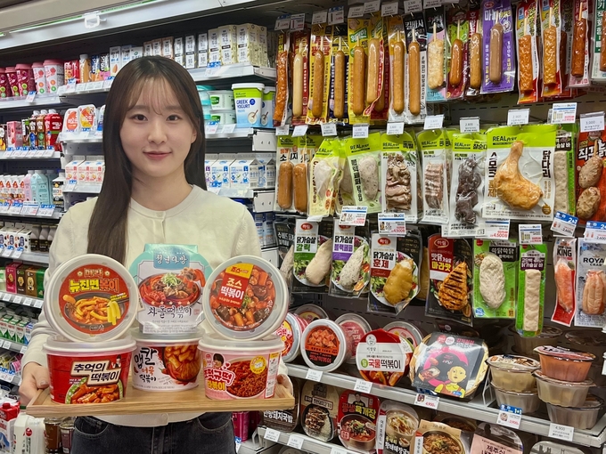 GS25 모델이 '2월 떡볶이 다다익선' 행사 상품을 선보이고 있다.