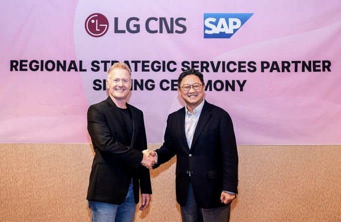 왼쪽부터 SAP 아시아태평양지역 사장 폴 매리어트와 LG CNS 엔터프라이즈솔루션사업부장 내한신 전무가 RSSP 이니셔티브 협약식에서 기념 촬영을 하고 있다.
