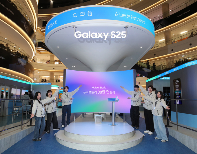 서울 영등포구 타임스퀘어 ‘갤럭시 스튜디오’에서 팬큐레이터들이 누적 방문객 30만명 돌파를 축하하고 있다.