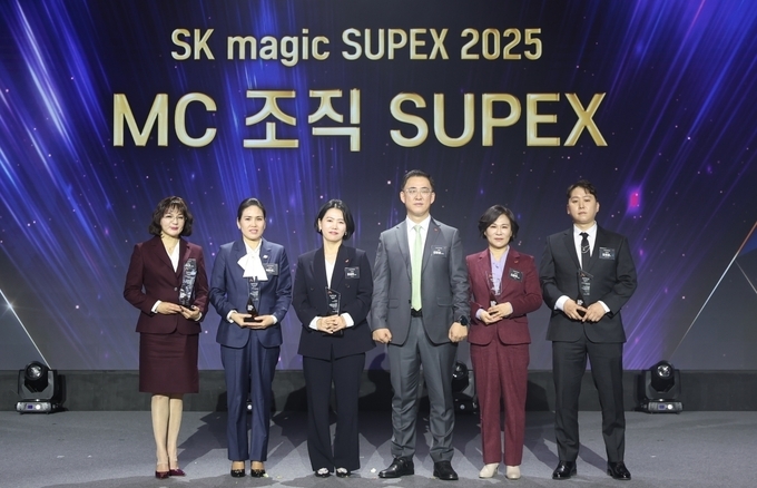 (좌로부터 울산남구지국1팀 이유미 지국팀장, 구로지국 박미선 MC, 서부7총국 최성미 총국장, 김완성 SK매직 대표이사, 화도지국 지은주 지국장, 부평산곡지국 김희준 MC).