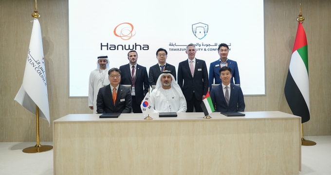 한화에어로스페이스·한화시스템이 18일(현지시각) 아랍에미리트(UAE) 아부다비에서 타와준 경제위원회 산하 TQC와 업무협약(MOU)을 체결했다. 앞줄 왼쪽부터 오계환 한화에어로스페이스 중동법인장, 칼리드 모하메드 알 카비(Dr. Khaled Mohamd Al Kaabi) TQC CEO, 박혁 한화시스템 DE사업부장.